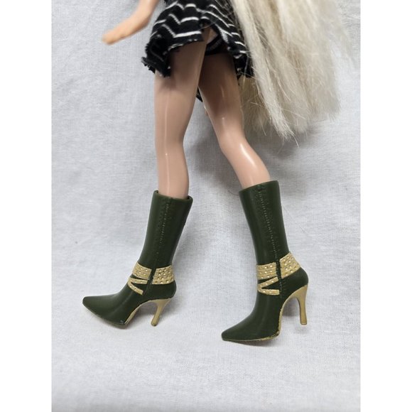 MGA 2005 BRATZ Soccer Cloe With Treasures Pirate Outfit - Picture 13 of 15